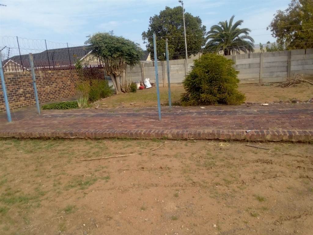 975 m² Land available in Vryburg photo number 4