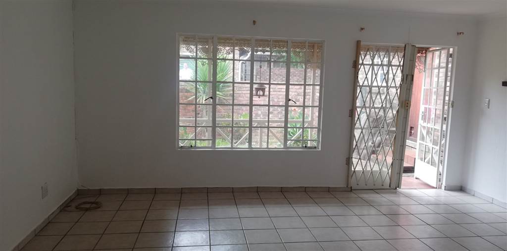 2 Bed House in Krugersdorp North photo number 5