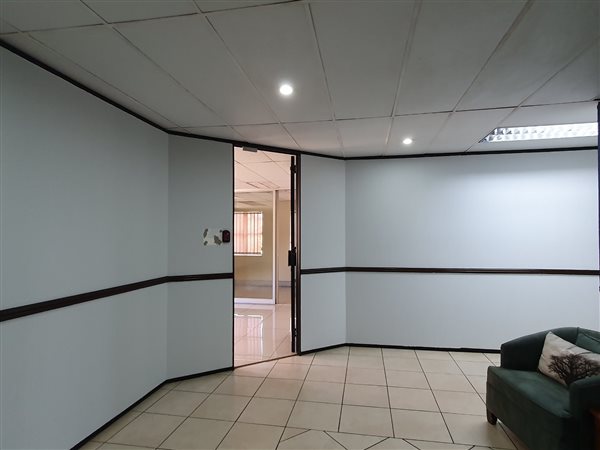102  m² Commercial space