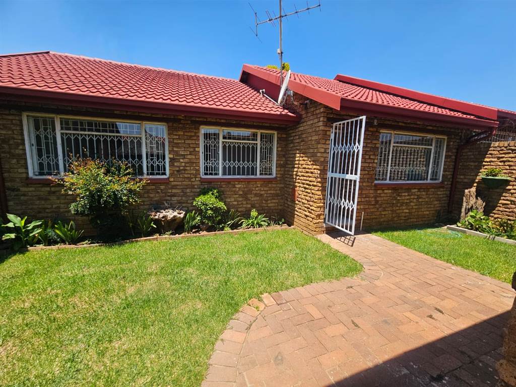 3 Bed Townhouse in Glen Marais photo number 7