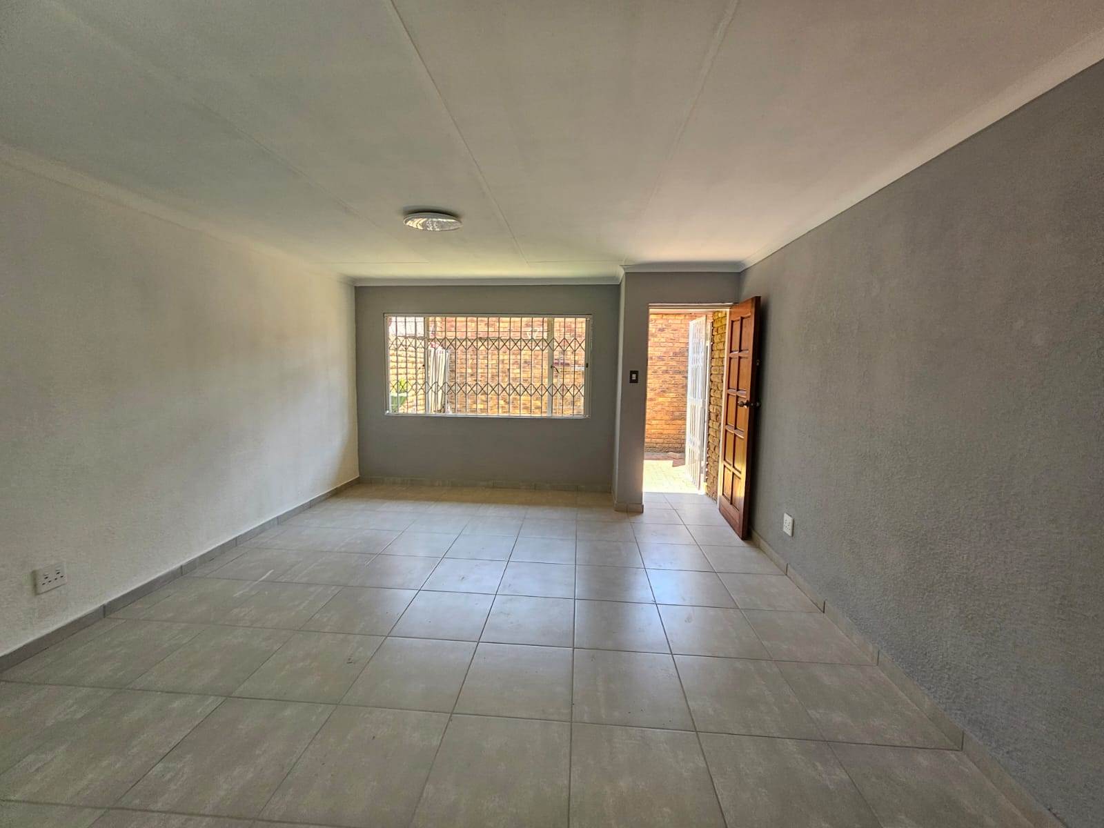 3 Bed Townhouse in Glen Marais photo number 20
