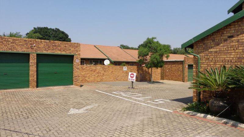 4 Bed Townhouse in Kempton Park Central photo number 3