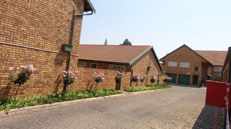 4 Bed Townhouse in Kempton Park Central photo number 2
