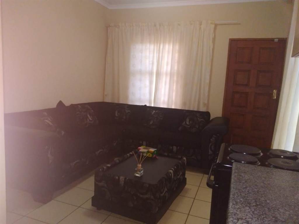 2 Bed House in Ikageng photo number 5