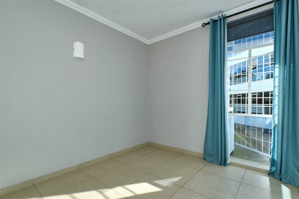 2 Bed Apartment in Illovo photo number 6