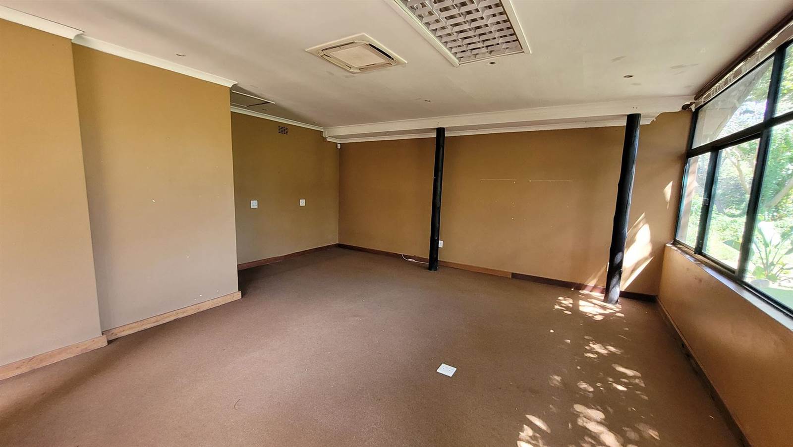 670  m² Commercial space in Kloof photo number 12
