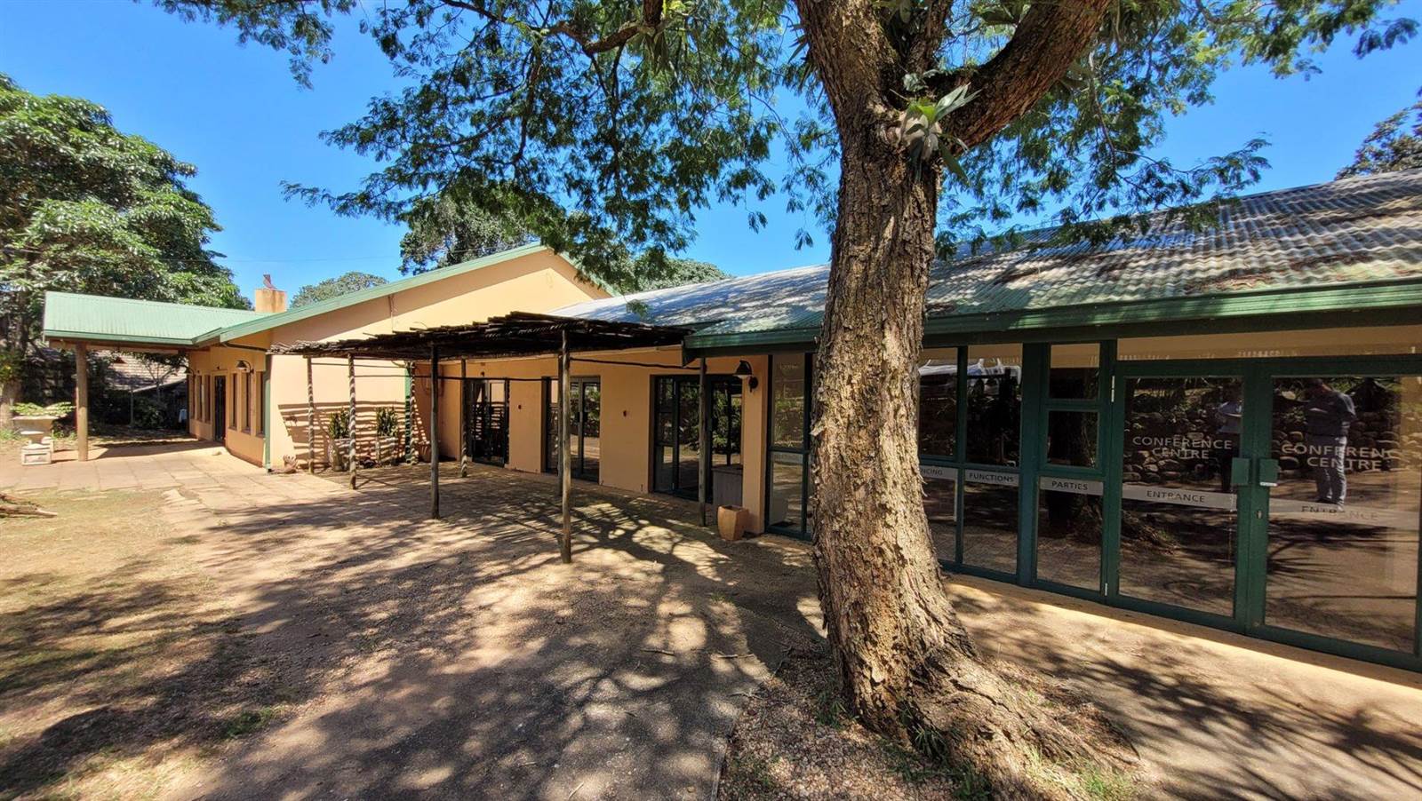 670  m² Commercial space in Kloof photo number 1