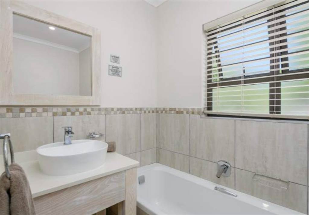 1 Bed Apartment in Melville photo number 4