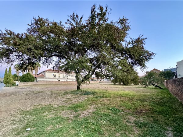 936 m² Land