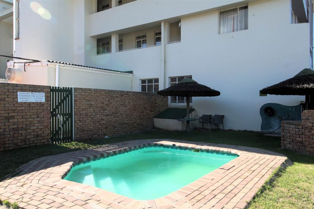 2 Bed Apartment in Montagu photo number 16
