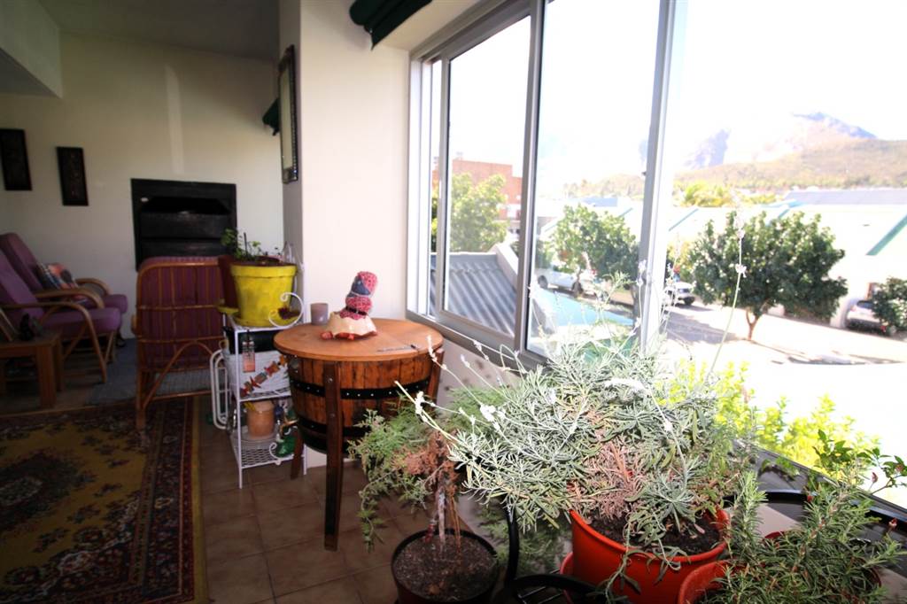 2 Bed Apartment in Montagu photo number 7