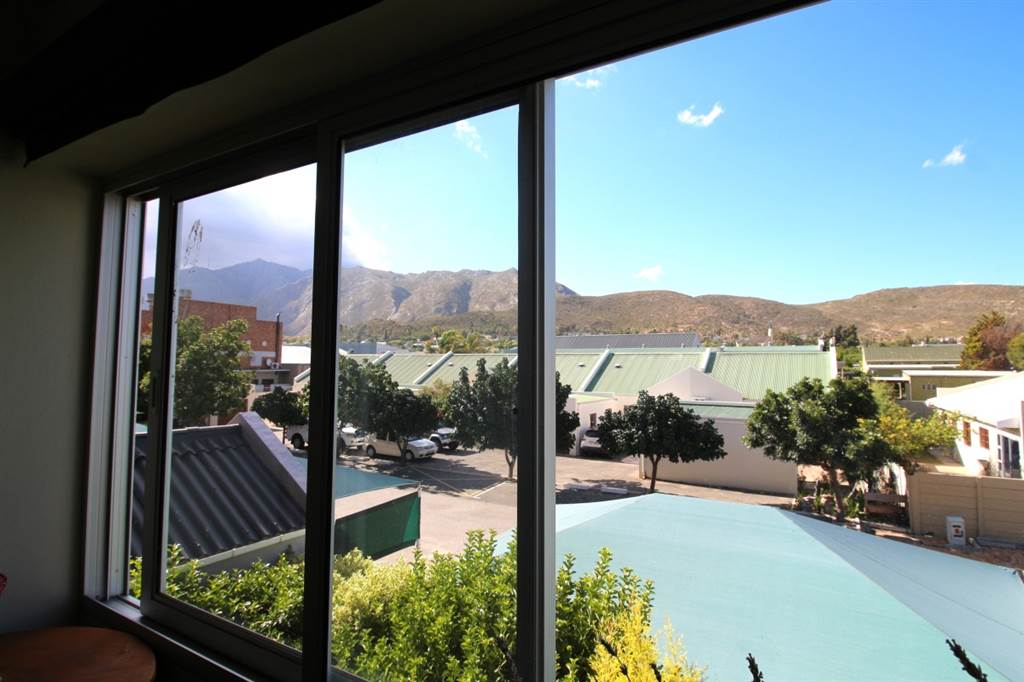 2 Bed Apartment in Montagu photo number 9