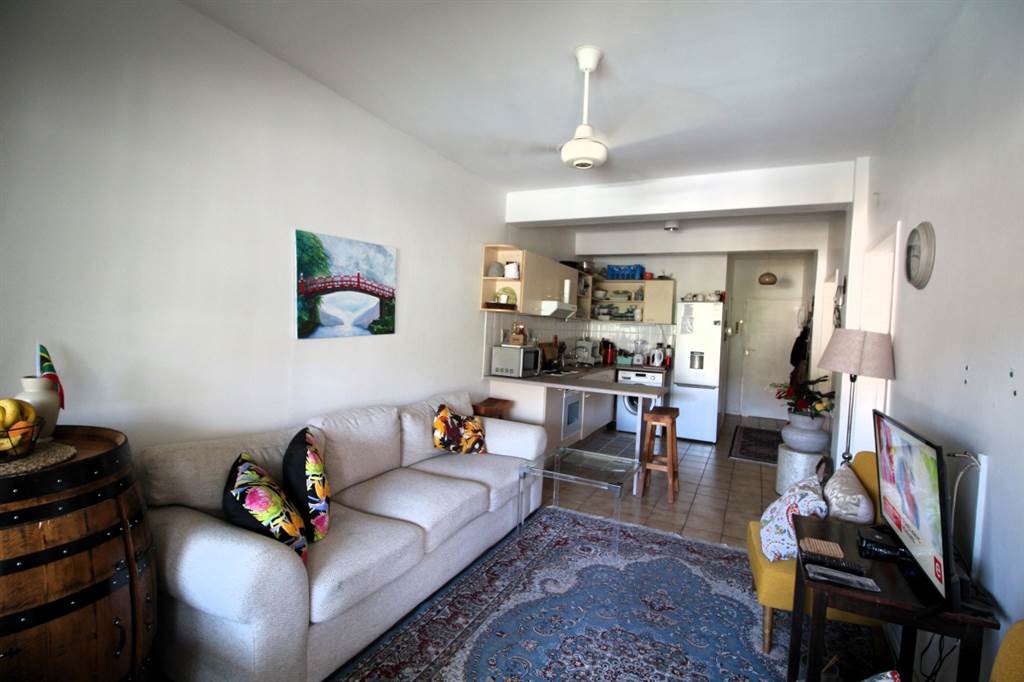 2 Bed Apartment in Montagu photo number 2