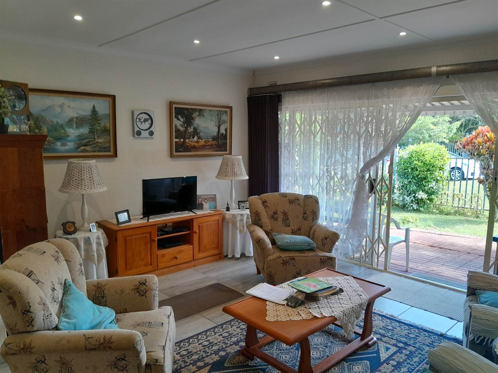 2 Bed Apartment in Scottburgh South photo number 16