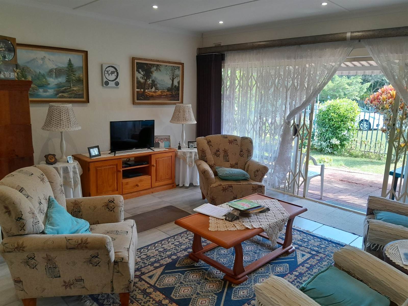 2 Bed Apartment in Scottburgh South photo number 14