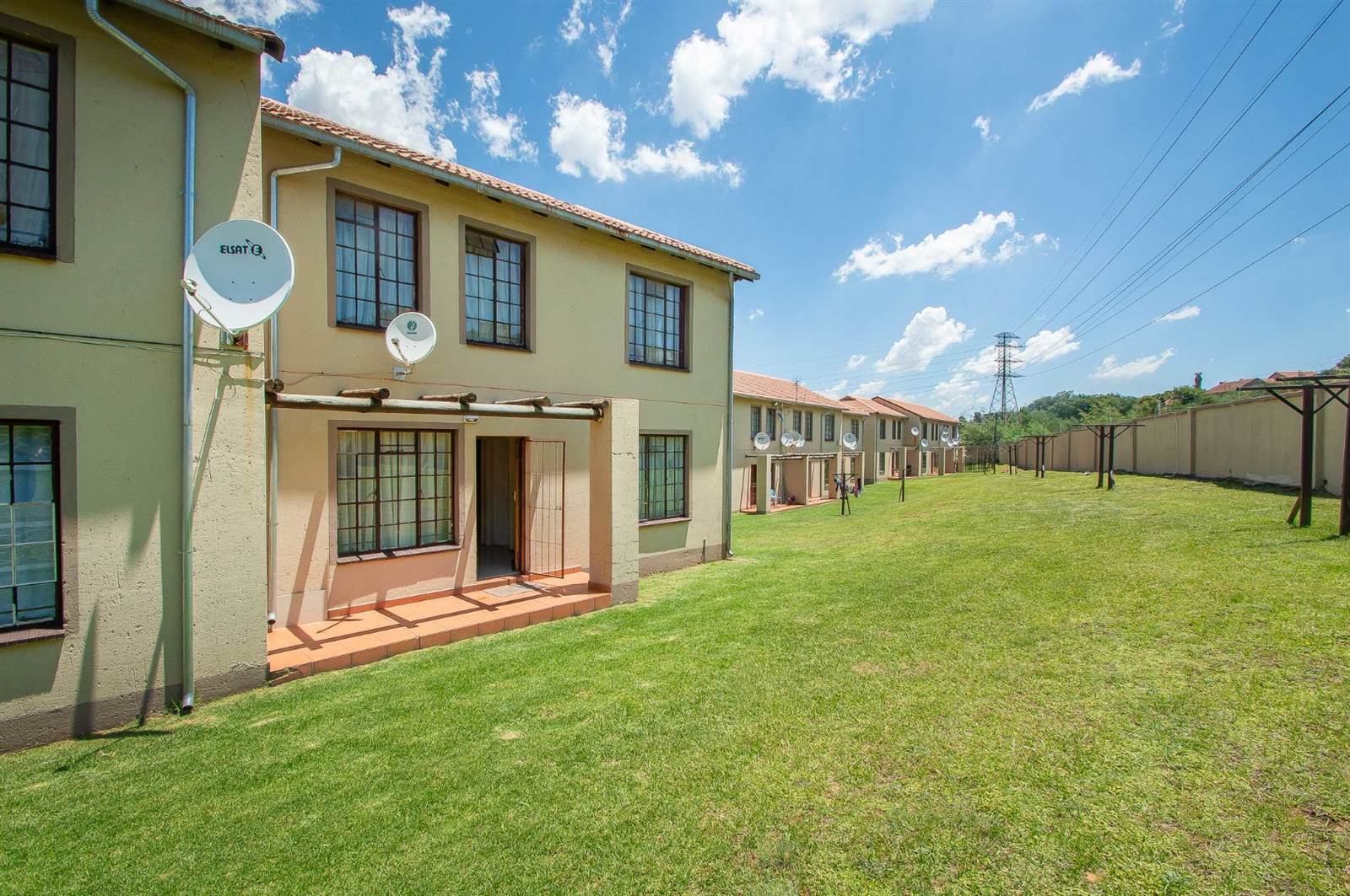 2 Bed Townhouse in Roodepoort Central photo number 6