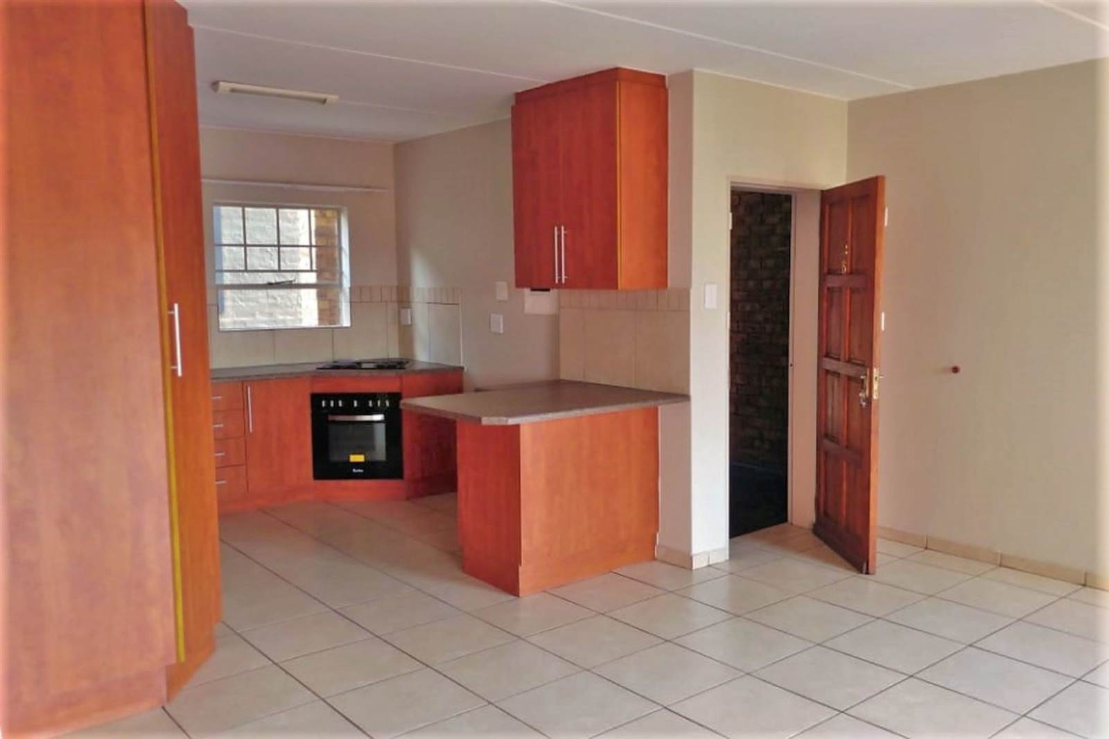 2 Bed Apartment in Witbank Central photo number 5