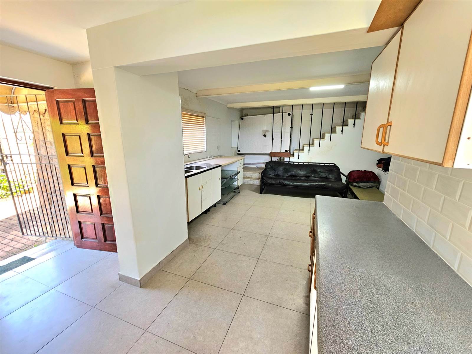 Bachelor apartment in Durban North photo number 2
