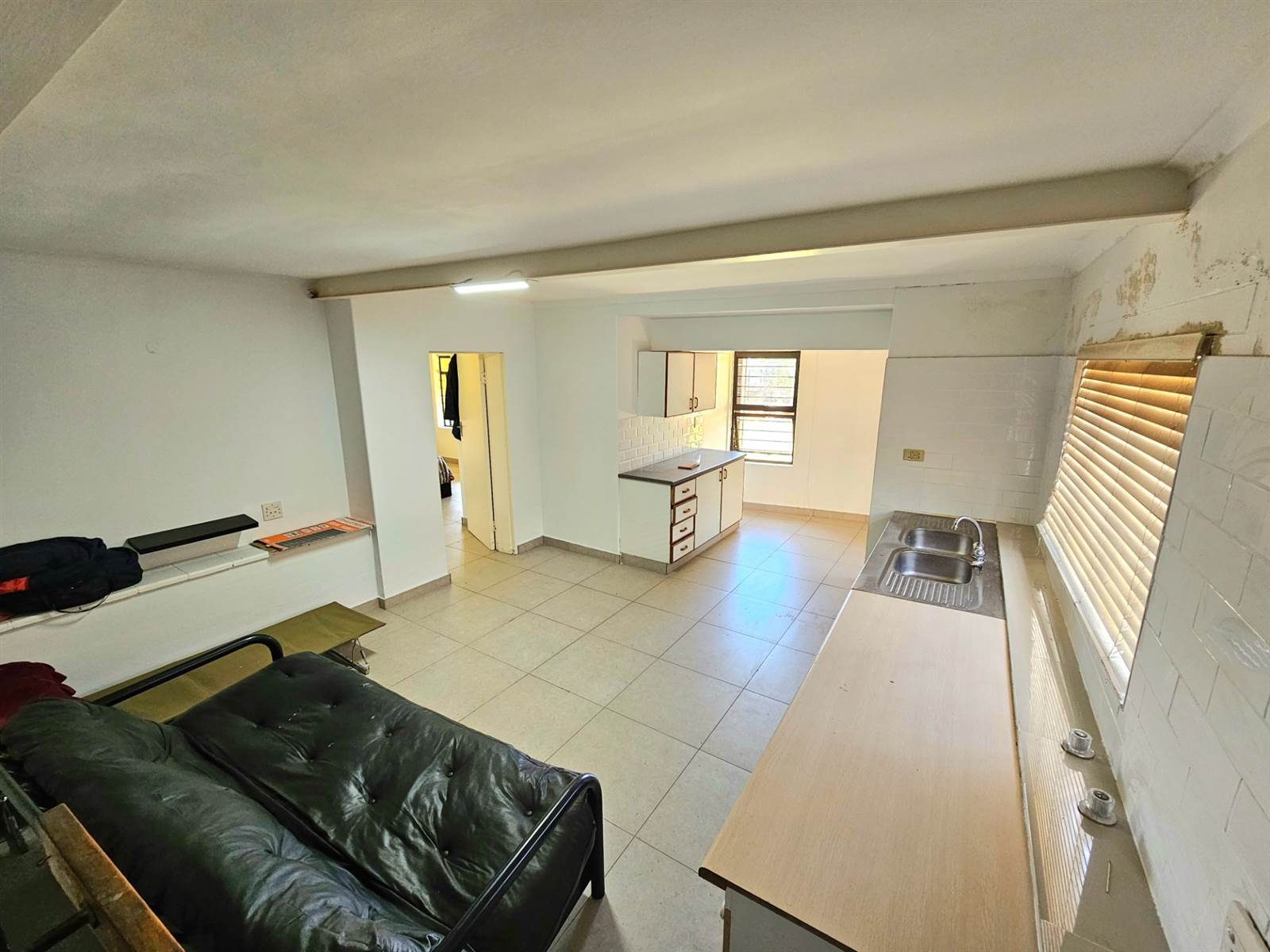 Bachelor apartment in Durban North photo number 3