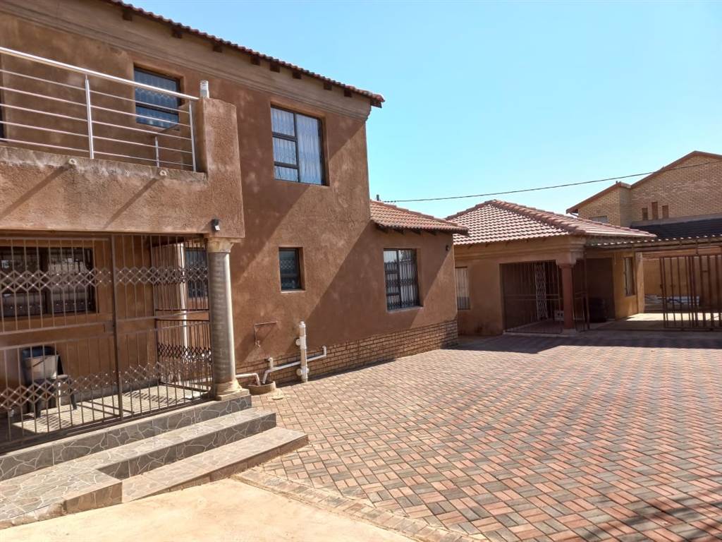 5 Bed House in Lethlabile photo number 6