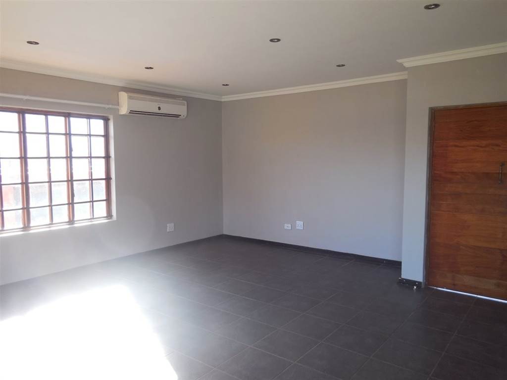 3 Bed House in Potchefstroom Central photo number 3