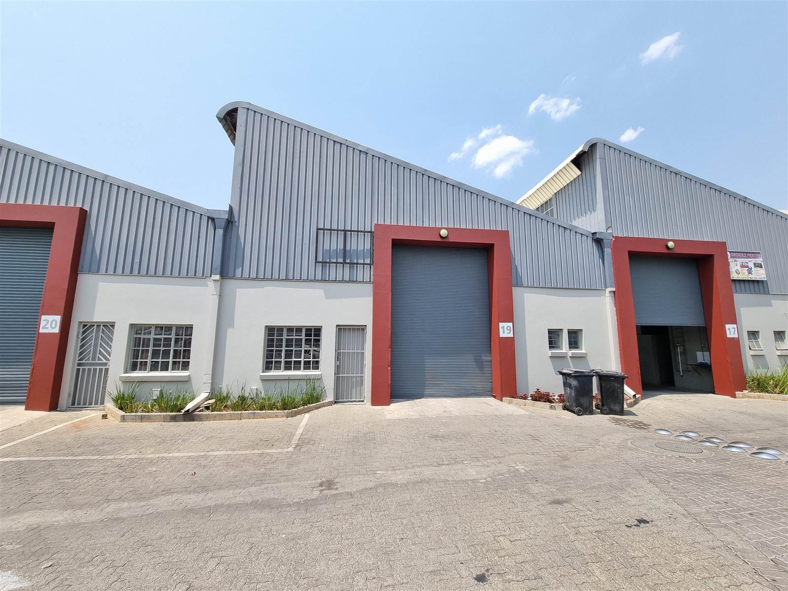 350  m² Industrial space in City Deep photo number 1