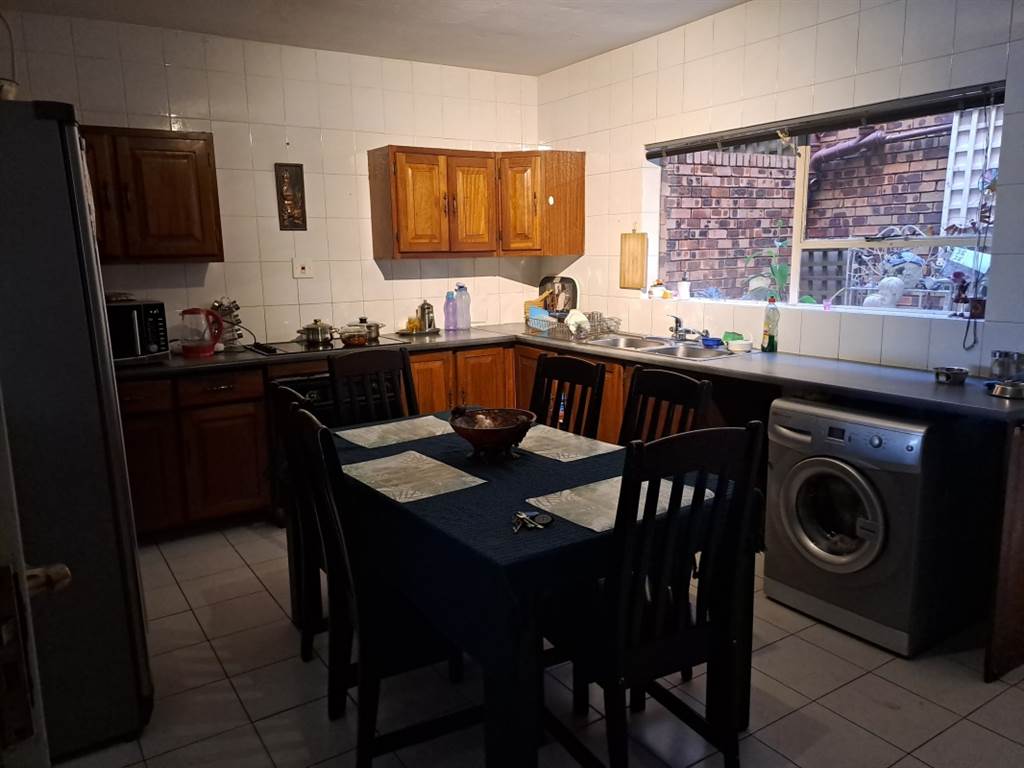 3 Bed Townhouse in Lombardy East photo number 3