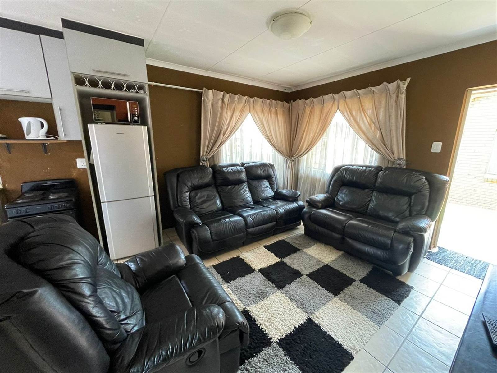 3 Bed Townhouse in Protea Glen photo number 6