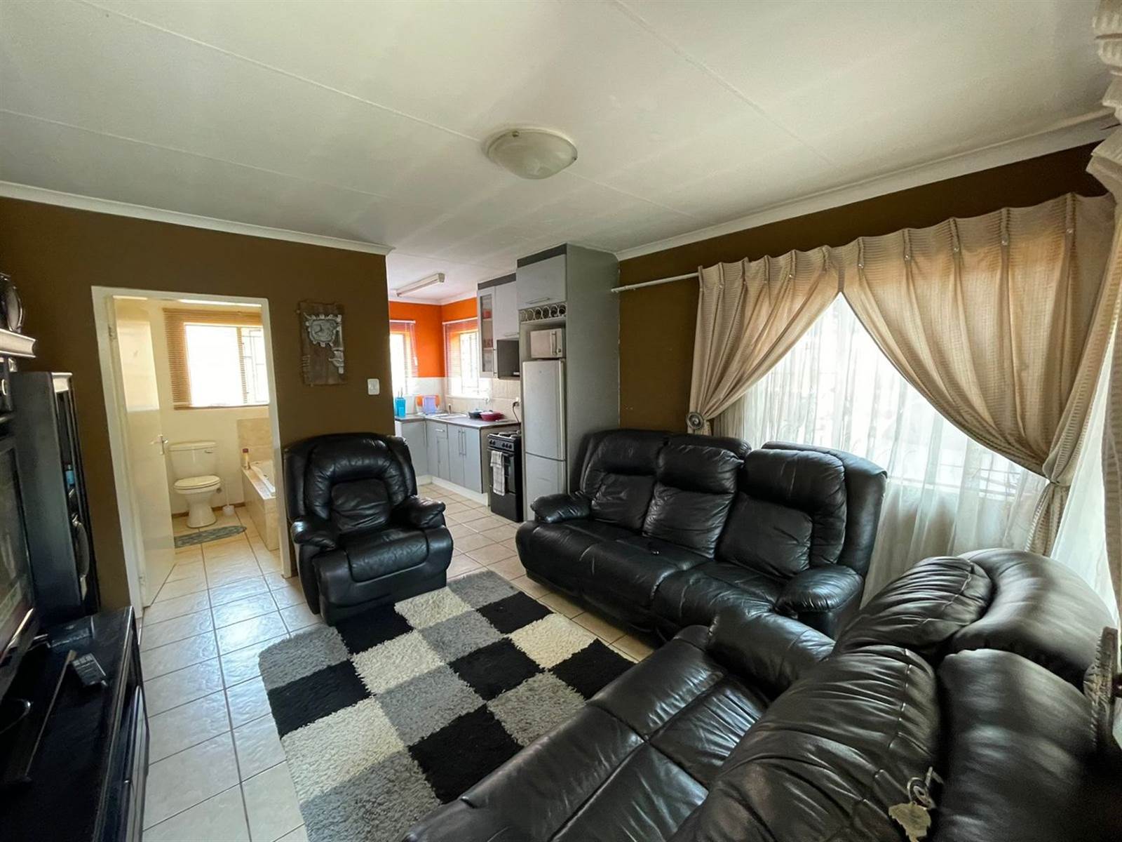 3 Bed Townhouse in Protea Glen photo number 7