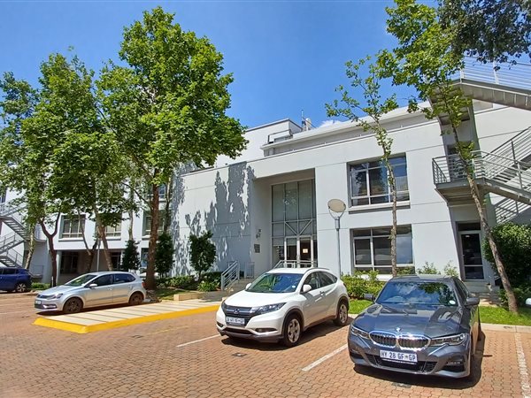 904  m² Commercial space