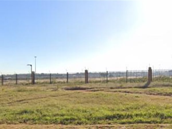 3.4 ha Land available in Clayville