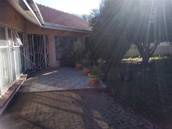 3 Bed House in Songloed