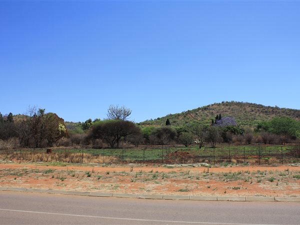1.4 ha Land available in Waterkloof East