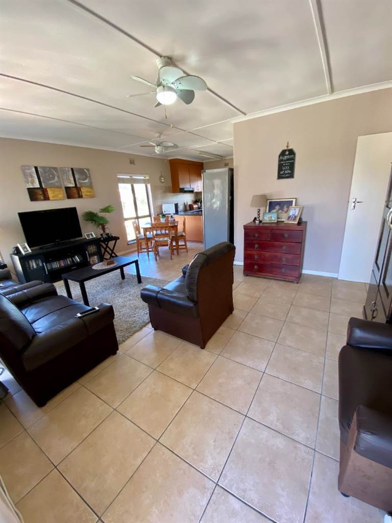 3 Bed Townhouse in Scottburgh South photo number 4