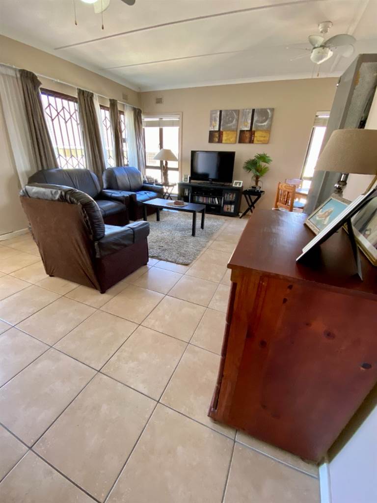 3 Bed Townhouse in Scottburgh South photo number 9