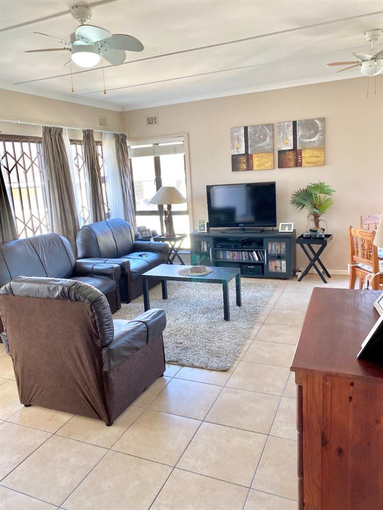 3 Bed Townhouse in Scottburgh South photo number 5