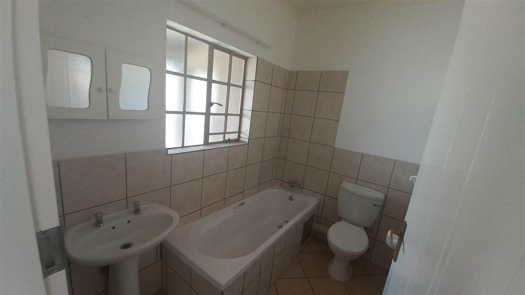1 Bed Apartment in Waterval East photo number 15