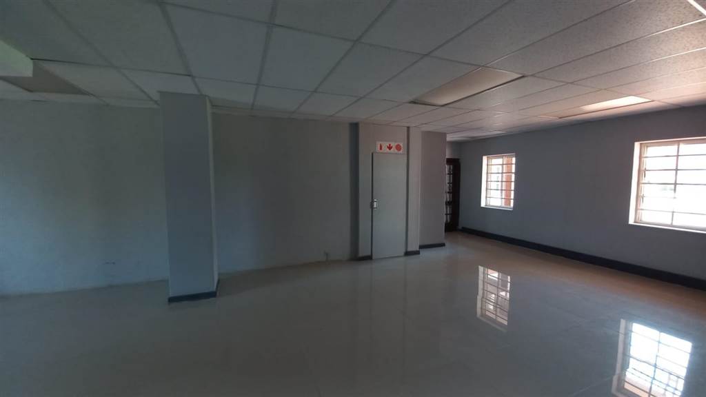 70  m² Commercial space in Lynnwood Glen photo number 8