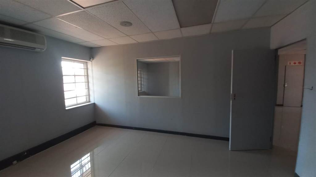 70  m² Commercial space in Lynnwood Glen photo number 12