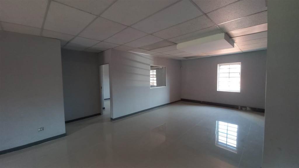 70  m² Commercial space in Lynnwood Glen photo number 3