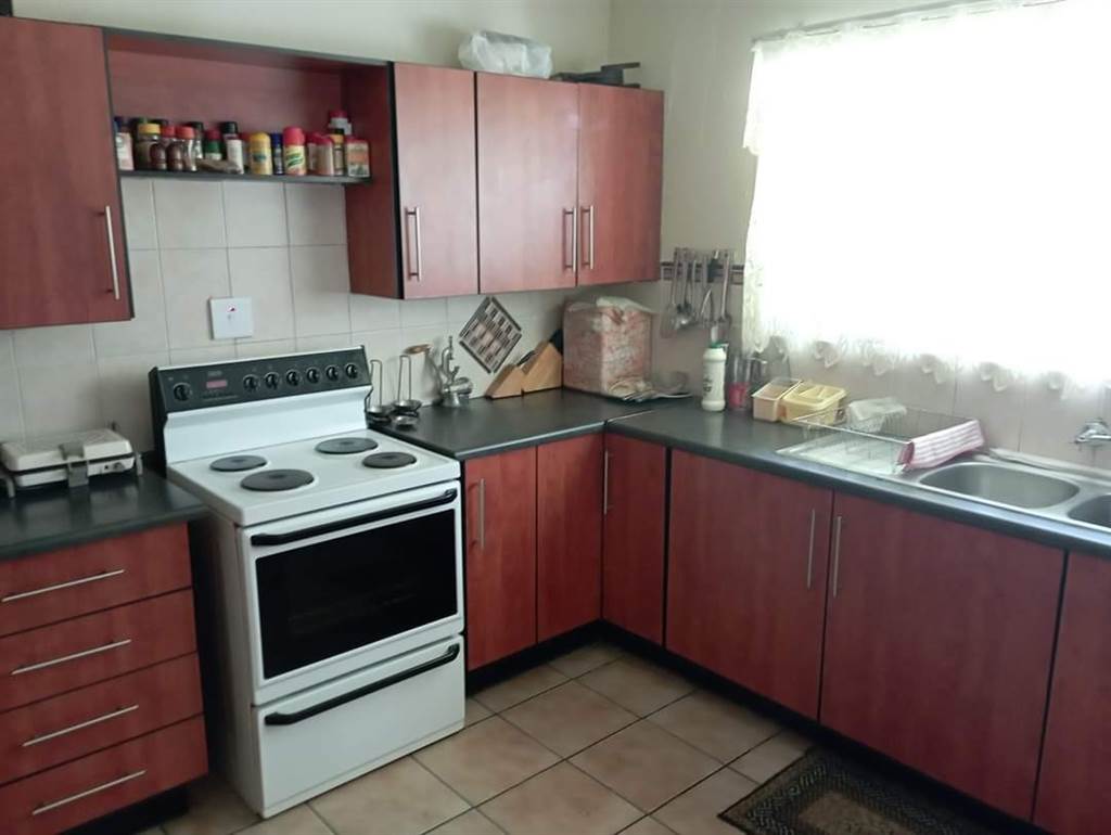 3 Bed House in Klerksdorp photo number 5