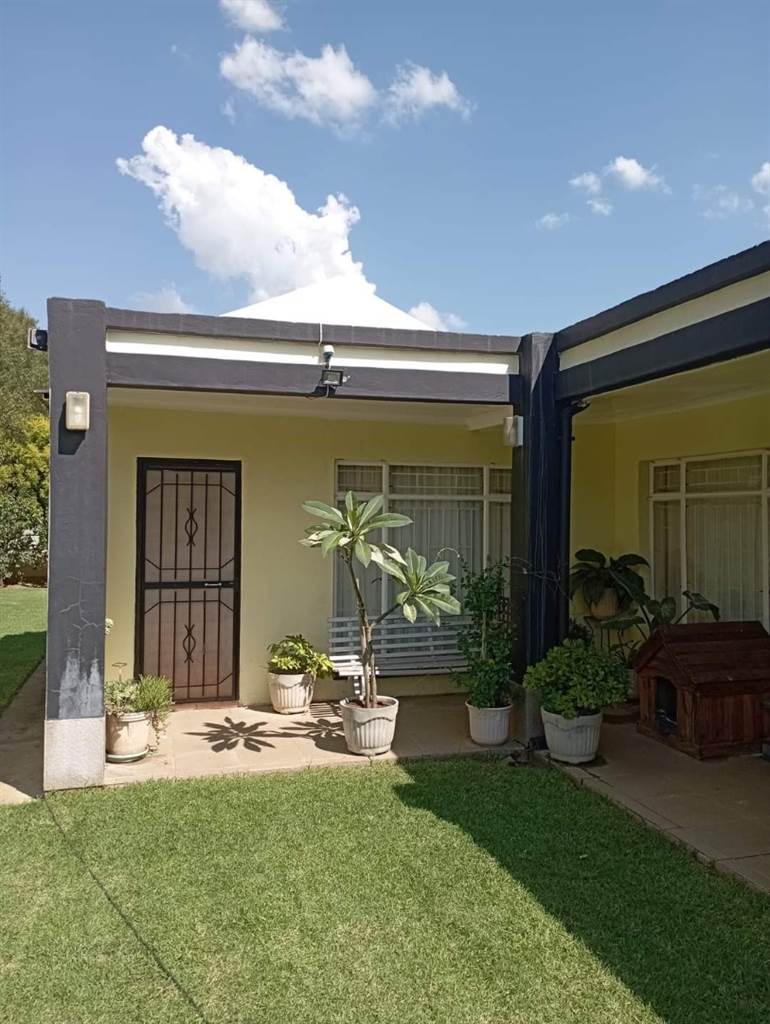 3 Bed House in Klerksdorp photo number 3