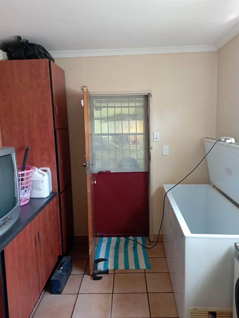 3 Bed House in Klerksdorp photo number 6