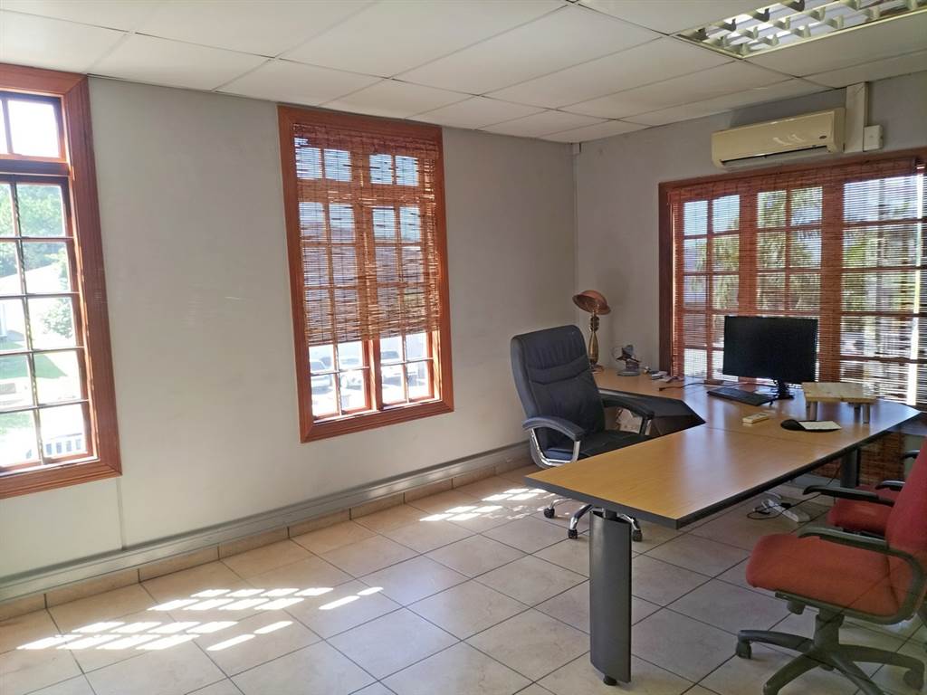 324  m² Commercial space in Umbogintwini photo number 9