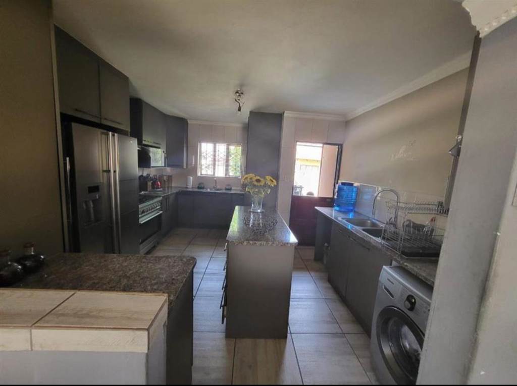 4 Bed House in Tlhabane photo number 11