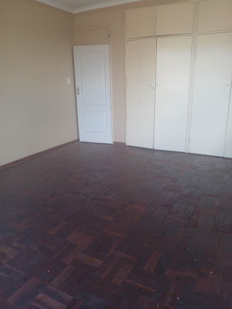 2 Bed Apartment in Yeoville photo number 6