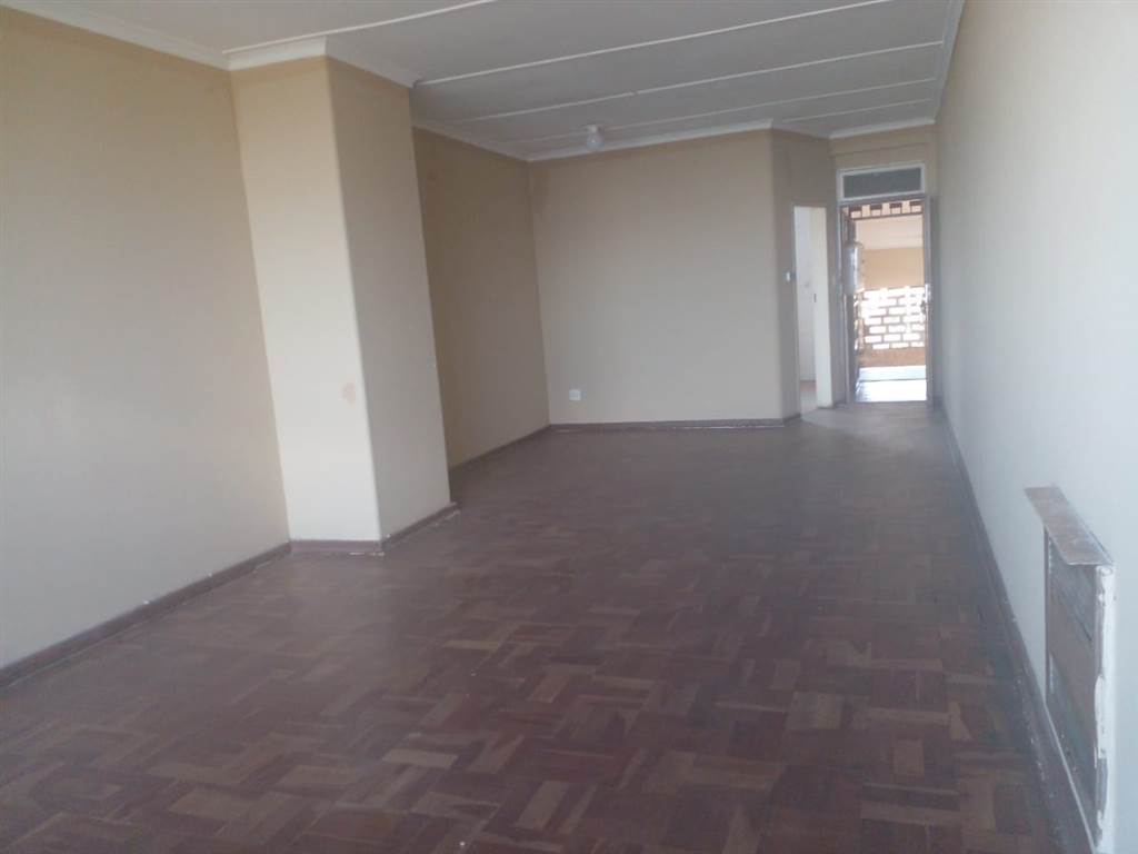 2 Bed Apartment in Yeoville photo number 8