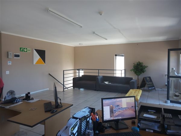 110  m² Office Space in Steenberg