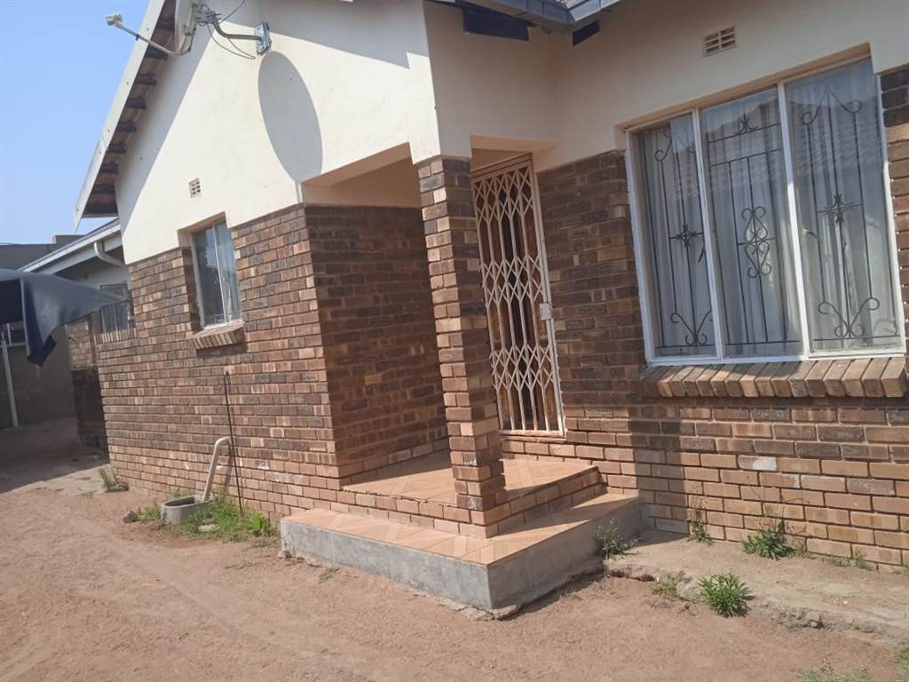 6 Bed House in Mankweng photo number 1