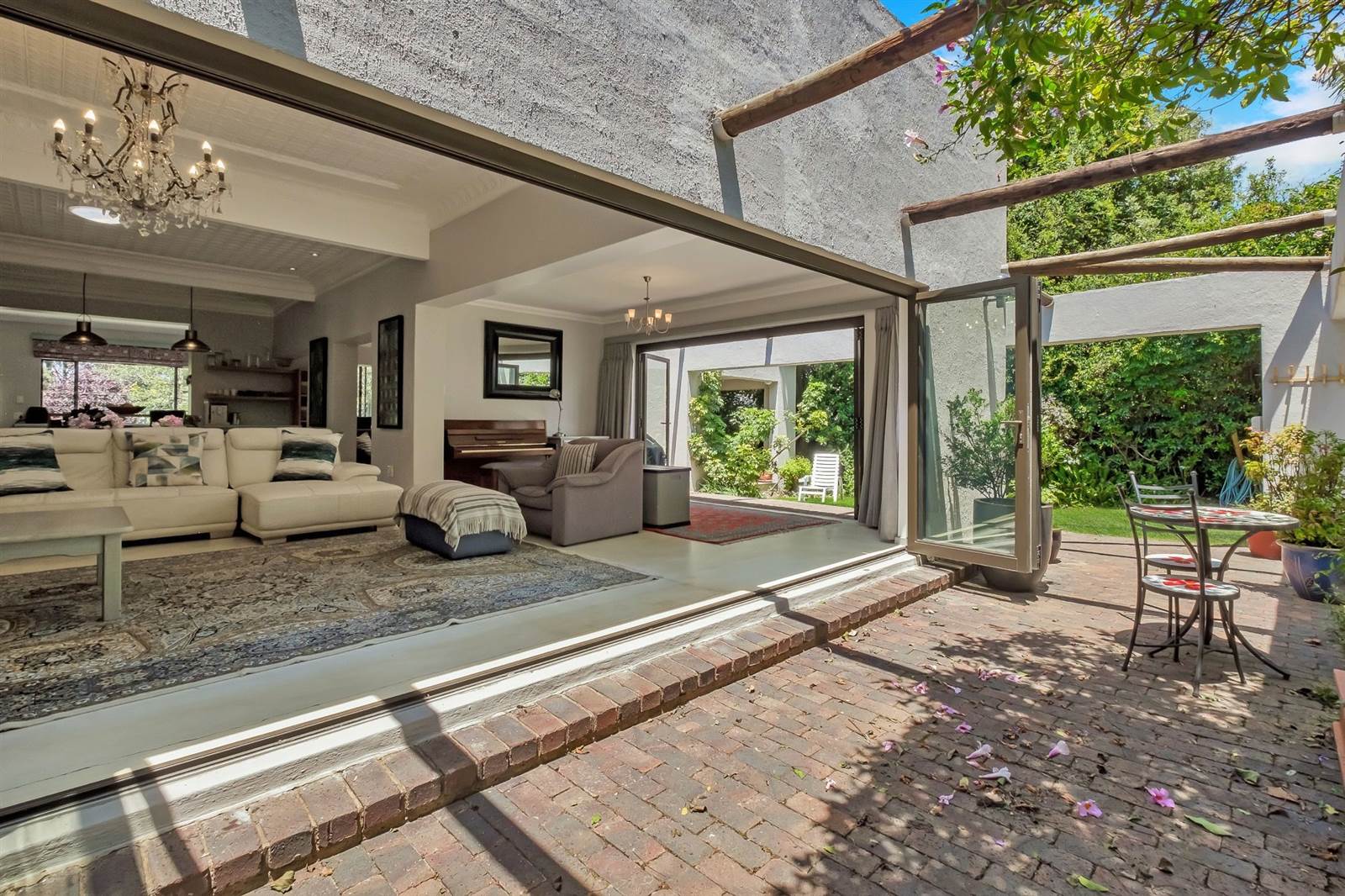 3 Bed House in Parktown North photo number 3